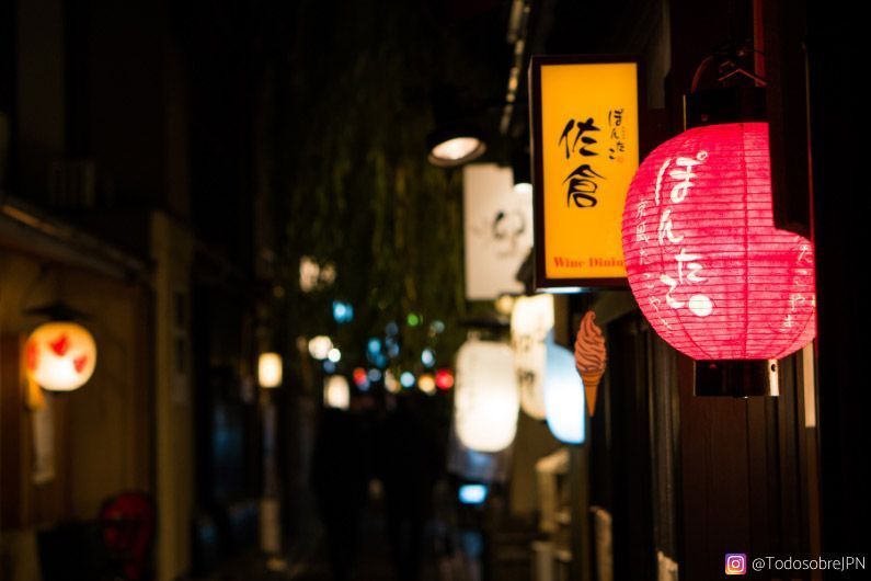 Ruta a pie por la calle shijo de kioto - barrio de pontocho de noche Zona de pontocho de noche