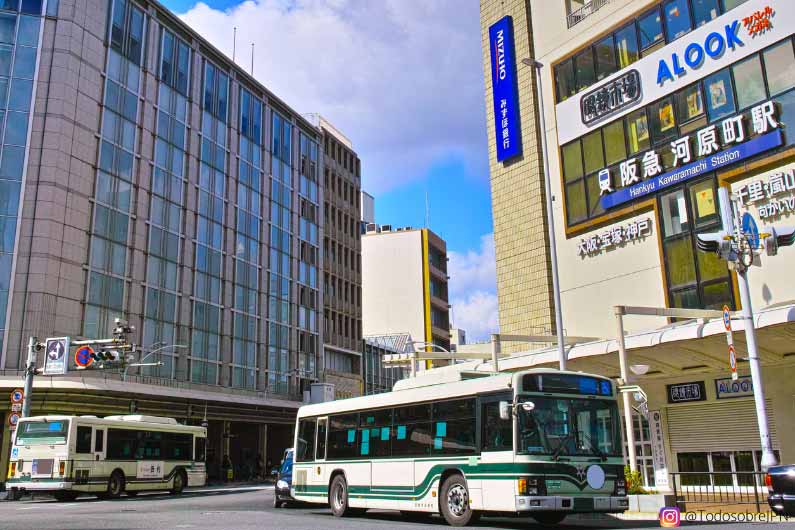 Ruta a pie por la calle shijo de kioto - cruce de shijo con kawaramachi Cruce de shijo con kawaramachi