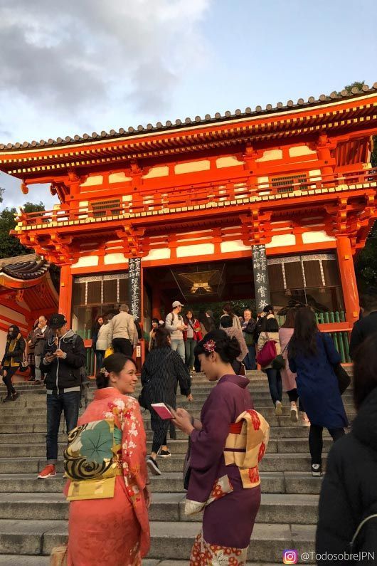 Ruta a pie por la calle shijo de kioto - entrada al santuario yasaka Escaleras al santuario yasaka