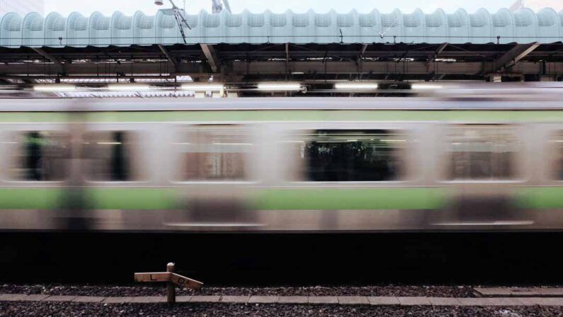 Los métodos de transporte en tokio - estacion de tokio tren en movimiento Tren en movimiento en la estación de tokio