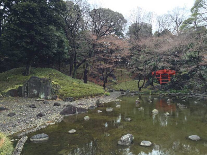 Jardines koishikawa korakuen, un remanso de paz en medio de tokio - estanque koishikawa korakuen y puente Jardines koishikawa korakuen en tokio