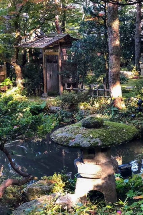 Visitar el jardín gyokusen en kanazawa - lampara de piedra en la entrada al gyokusenen Lámpara de piedra en la entrada al gyokusen