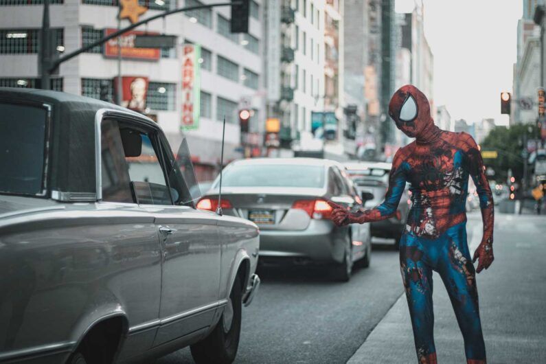 Cosplay en japón, endurecimiento de la ley de copyright - spiderman cosplay Cosplay de spiderman haciendo autostop