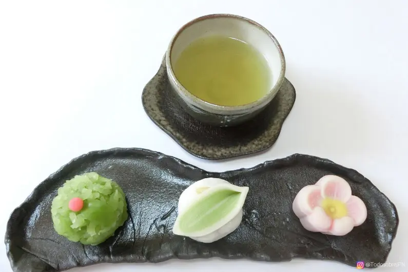 ¿kioto tiene los mejores dulces tradicionales de japón? - te verde matcha con dulces kyogashi Los dulces se disfrutan durante la ceremonia del té