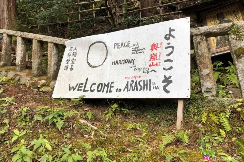 Descubriendo los secretos de arashiyama, el templo daihikaku senkoji - cartel de bienvenida al templo Welcome arashiyama