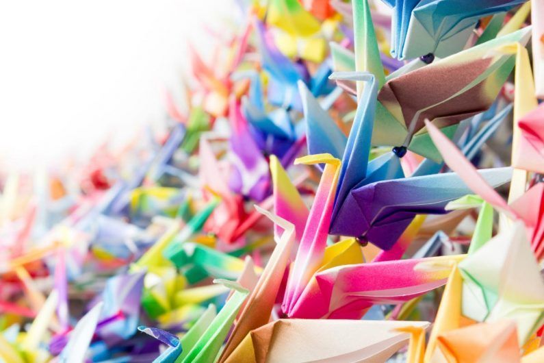 Sadako sasaki: la historia de las 1000 grullas de papel, la bomba atómica y el origami - miles de grullas de papel de origami Miles de grullas de papel de origami