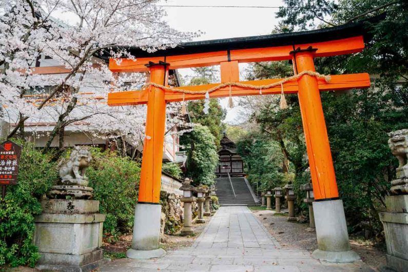 El santuario ujigami es el más antiguo de japón - santuario ujigami cerca de kioto Santuario ujigami en uji cerca de kioto