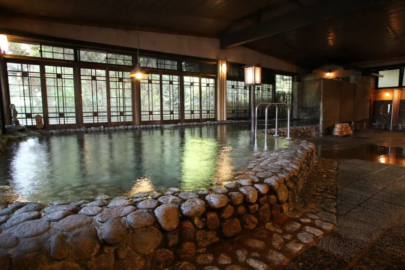 Futsukaichi onsen: nuestra experiencia en el baño más antiguo de fukuoka - futsukaichi onsen interior Futsukaichi onsen - interior