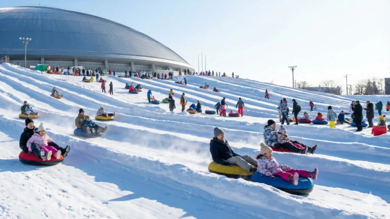 ¿viajar a japón en febrero o marzo? Los 4 imprescindibles que los turistas ignoran - toboganes de nieve gigantes en el festival de la nieve de sapporo Toboganes de nieve gigantes en el festival de la nieve de sapporo