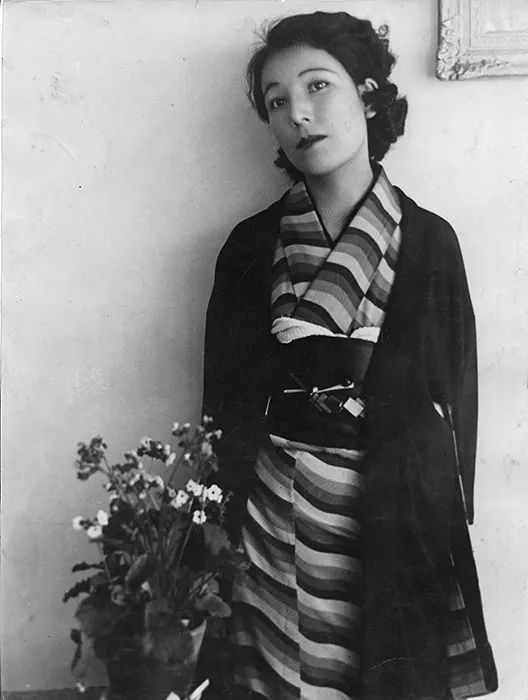 Chiyo uno y su impacto en la literatura y moda japonesa - chiyo uno en 1932 con un kimono disenado por ella misma Chiyo uno en 1932 vistiendo un kimono de seda con diseño geométrico propio