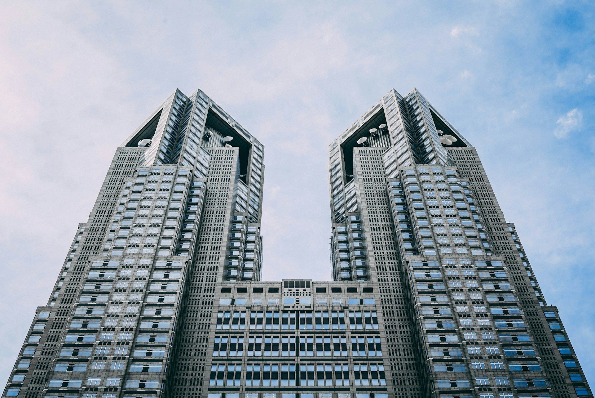 Descubre los 5 mejores miradores de tokio 2026 - edificio del gobierno metropolitano de tokio El mítico edificio del gobierno metropolitano de tokio es uno de los mejores miradores gratuitos para visitar
