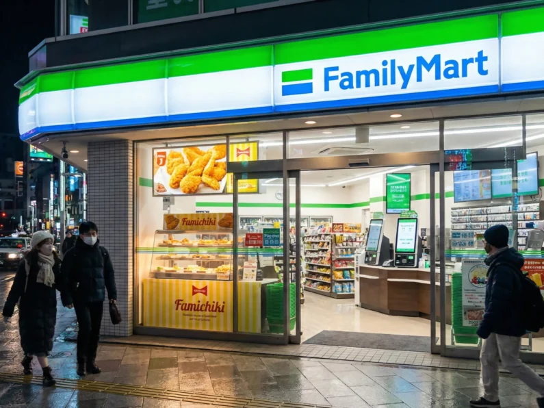 Guía definitiva de los konbini en japón: 7-eleven vs lawson vs familymart - familymart El icónico familymart ilumina las calles de japón en 2026, siendo el destino favorito por su famoso pollo frito famichiki y su rapidez tecnológica