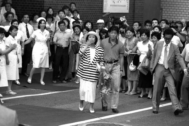 La voz de misora hibari y la reconstrucción emocional del japón de posguerra - singer hibari misora leaves a hospital on august 3 1987 in fukuoka japan La artista japonesa misora hibari saliendo de un centro médico en fukuoka tras un periodo de recuperación en 1987.