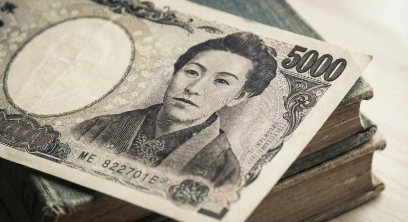 ¿cuánto dinero efectivo llevar para viajar a japón en 2026? - billete 5000 yenes ichiyo higuchi legado cultural Irónicamente, el rostro de quien luchó contra la pobreza hoy decora los billetes de 5. 000 yenes