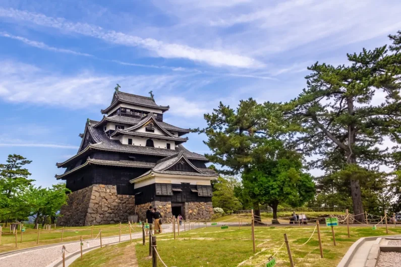 Ruta por los 5 castillos de japón que sobrevivieron el paso del tiempo - castillo de matsue en shimane El majestuoso castillo de matsue en la prefectura de shimane destacando por su imponente estructura de madera en los castillos de japón