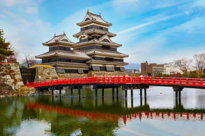 Ruta por los 5 castillos de japón que sobrevivieron el paso del tiempo - castillo matsumoto El castillo de matsumoto es una de las principales joyas arquitectónicas de la provincia japonesa de nagano