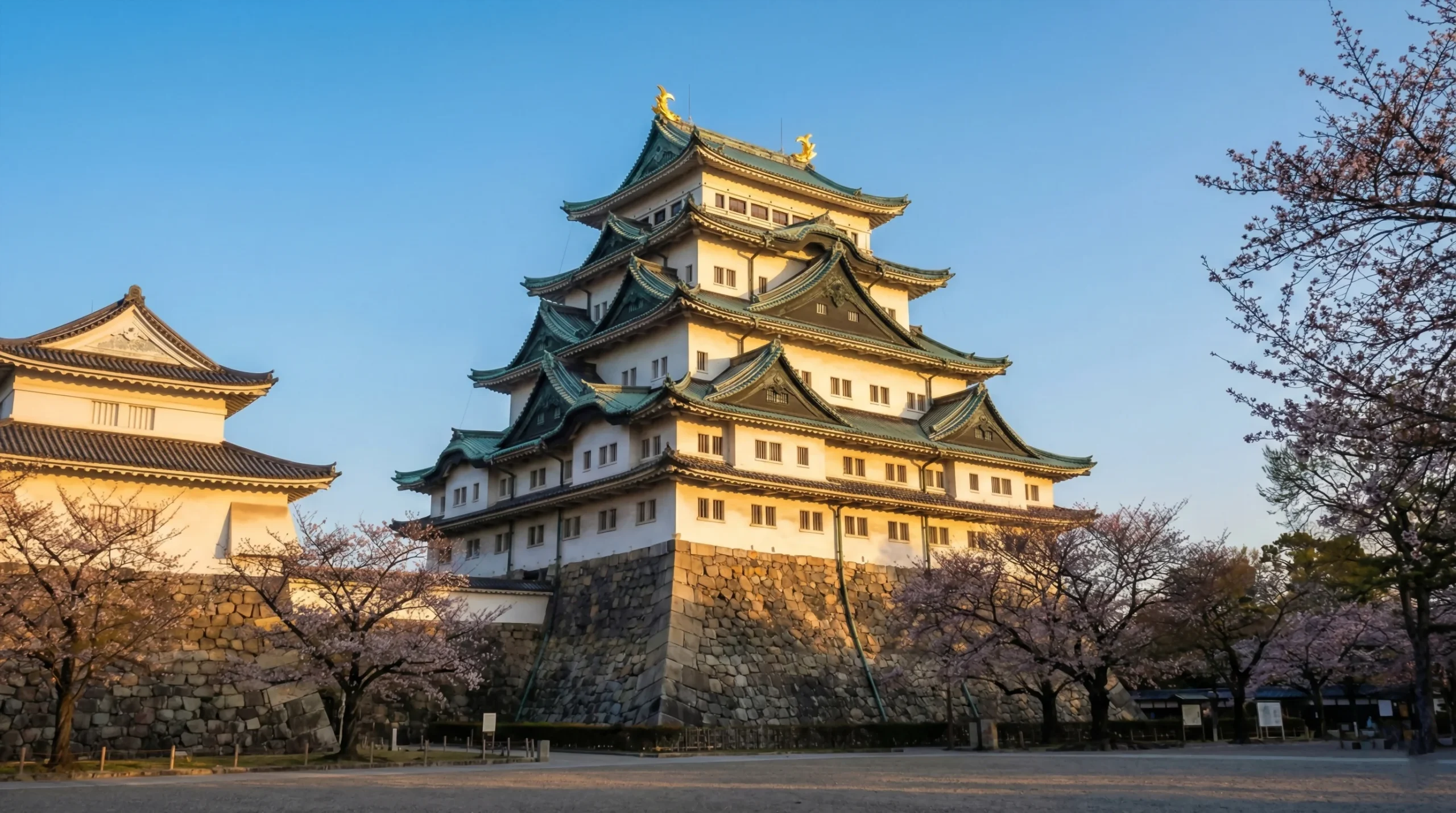 Guía completa del castillo de nagoya y el legado del clan tokugawa - castillo nagoya kinshachi dorado fortaleza tokugawa scaled La imponente silueta del castillo de nagoya destacando sus delfines de oro bajo el cielo de 2026
