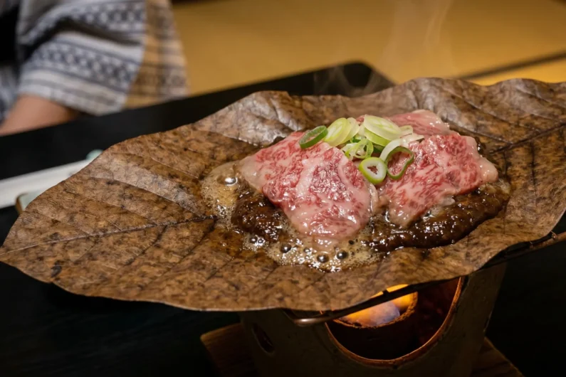 Guía de la ruta nakasendo: senderismo entre magome y tsumago - cena kaiseki ryokan tsumago ternera hoba miso La ternera local cocinándose sobre una hoja de magnolia, una especialidad culinaria de los ryokan tradicionales en tsumago y recomendación en tu ruta nakasendo