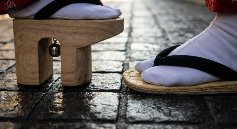 Mitos y realidades de las geishas en japón y dónde encontrarlas 2026 - comparativa calzado okobo zori maiko geiko Diferencia en el calzado: los altísimos okobo de madera de la maiko frente a las sandalias zori planas y discretas de la geiko