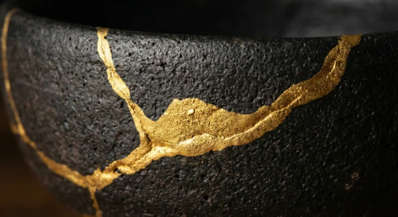 Nuestra experiencia con el kintsugi en kioto - detalle kintsugi ceramica reparada oro El resultado final del kintsugi: una cicatriz dorada que embellece la cerámica rota