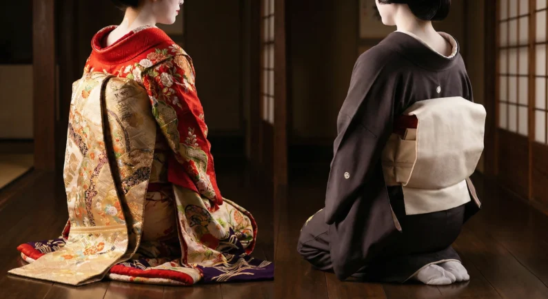 Mitos y realidades de las geishas en japón y dónde encontrarlas 2026 - diferencia kimono cuello maiko geiko kyoto Comparativa de kimono y cuello: la maiko luce el tradicional cuello rojo bordado y mangas largas, mientras la geiko viste la sobriedad del cuello blanco tras su graduación