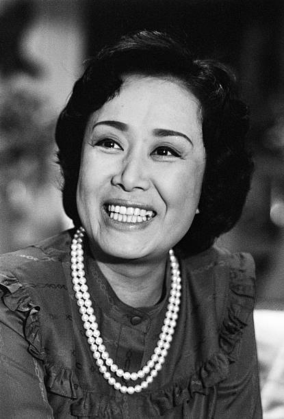 La voz de misora hibari y la reconstrucción emocional del japón de posguerra - japan singer hibari misora speaks during the asahi shimbun interview on october 29 1981 Misora hibari durante una sesión de entrevista para el periódico asahi shimbun en octubre de 1981, hablando sobre su trayectoria profesional.