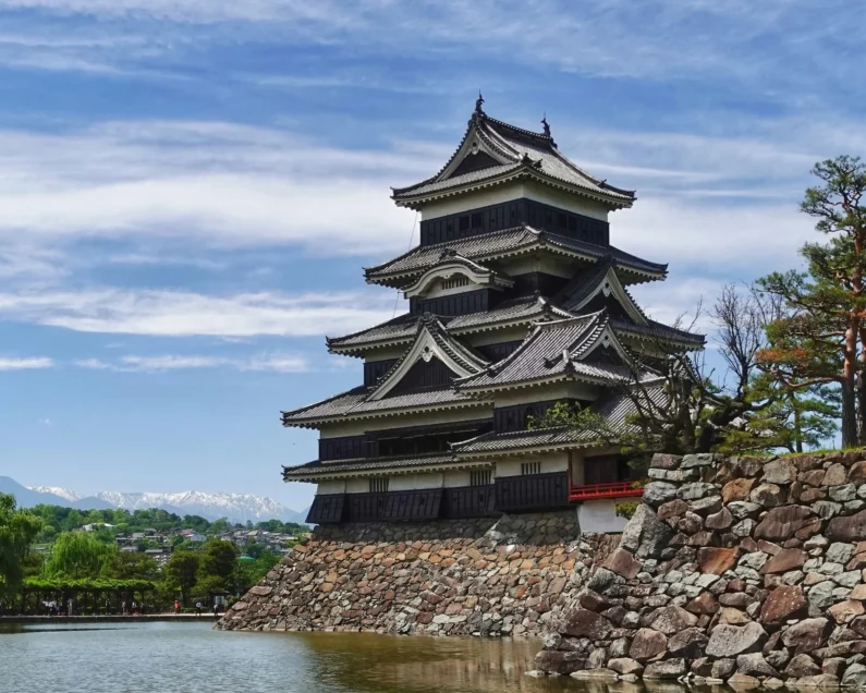 Ruta por los 5 castillos de japón que sobrevivieron el paso del tiempo - matsumoto castillo El "castillo del cuervo" o castillo de matsumoto famoso por su color negro y elegancia estructural dentro de los castillos de japón