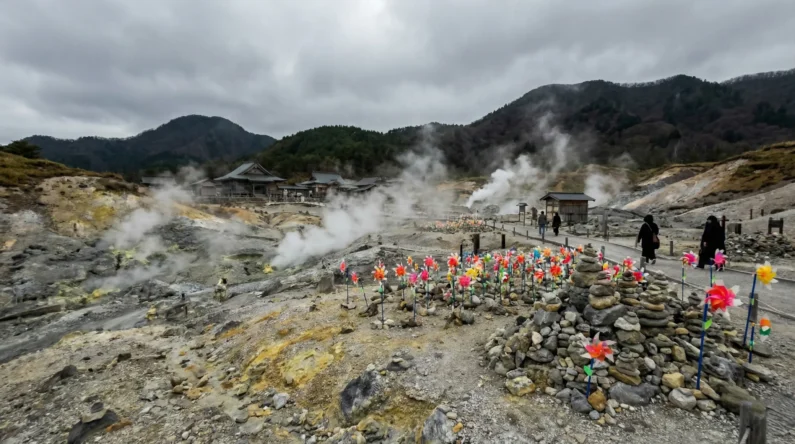 Los 5 templos más embrujados de japón: guía de turismo oscuro - monte osore bodaiji templo aomori puertas infierno El paisaje volcánico del monte osore y el templo bodaiji en aomori, considerado la entrada al inframundo, es un lugar de duelo y belleza desoladora