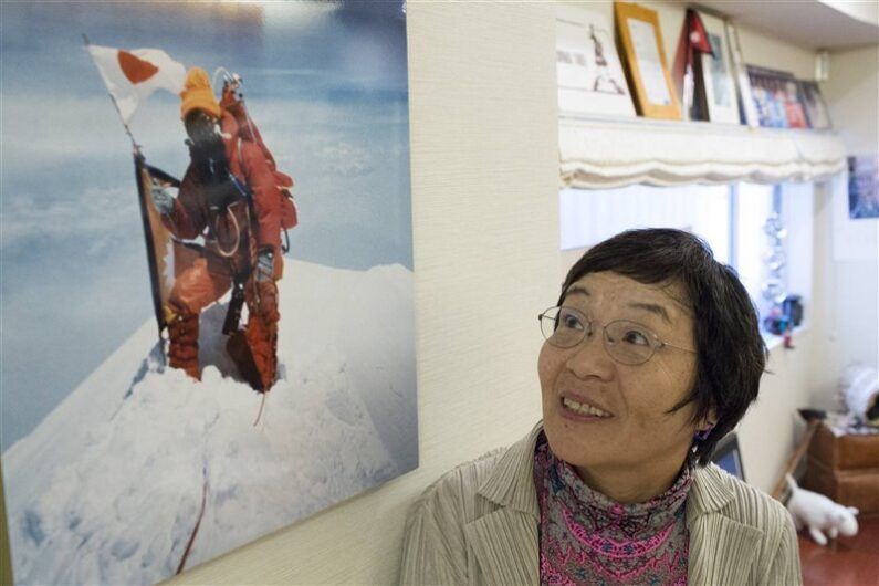 Junko tabei y la conquista femenina del everest en 1975 - mujer escalando el everest en 1975 Junko tabei contemplando una fotografía suya escalando el everest en 1975