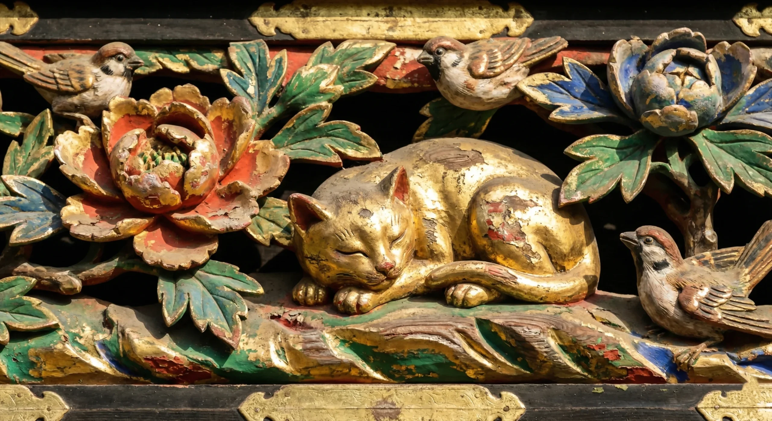 Quién fue tokugawa ieyasu, el gran unificador de japón y el shogunato edo - nikko toshogu detalle mausoleo tokugawa ieyasu scaled Detalle de las tallas doradas en el nikko toshogu, el mausoleo dedicado a la memoria de ieyasu