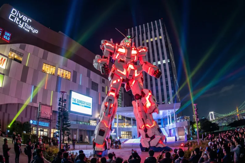 Los 5 mejores barrios otaku de tokio (más allá de akihabara) - odaiba gundam unicorn statue tokyo robots gigantes night Odaiba: el gigante gundam y el futuro del entretenimiento