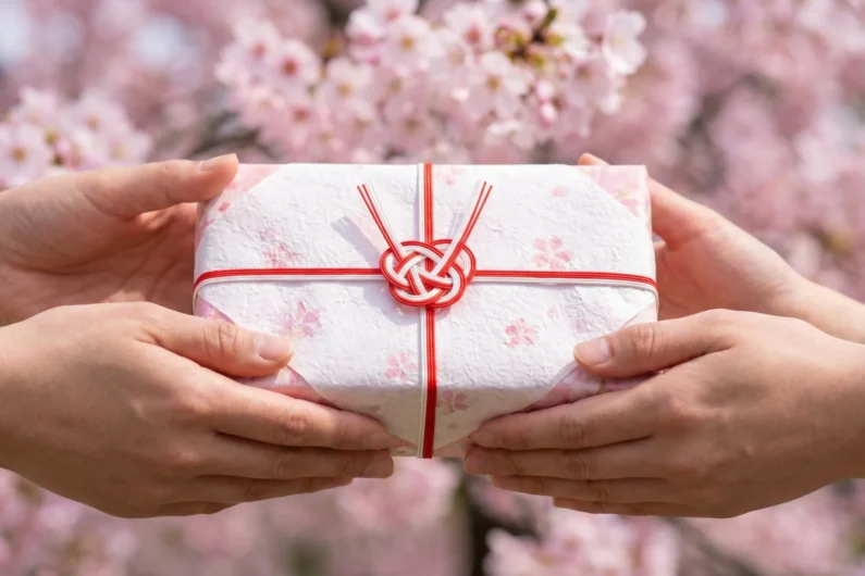 Cómo decir "gracias" en japonés según la situación (y no solo arigato) - omiyage regalo tradicional mizuhiki japon El intercambio de omiyage, envuelto con el tradicional cordón mizuhiki, es una expresión fundamental de cortesía y gratitud en la cultura japonesa