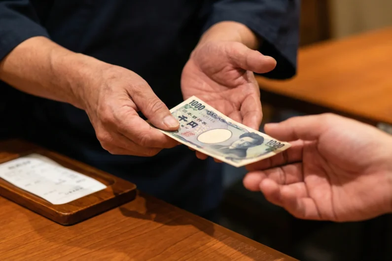 ¿qué es el omotenashi? El secreto del mejor servicio del mundo - por que no dejar propina japon insulto omotenashi En la cultura del omotenashi, dejar propina en japón es innecesario e incluso ofensivo; el orgullo profesional es la única recompensa esperada