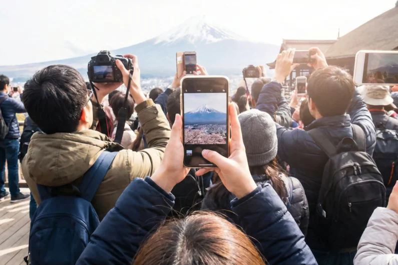 Cancelado el festival de sakura 2026 en el monte fuji por sobreturismo - sobreturismo japon 2026 impacto fotografia redes sociales El sobreturismo en japón y su relación con las redes sociales