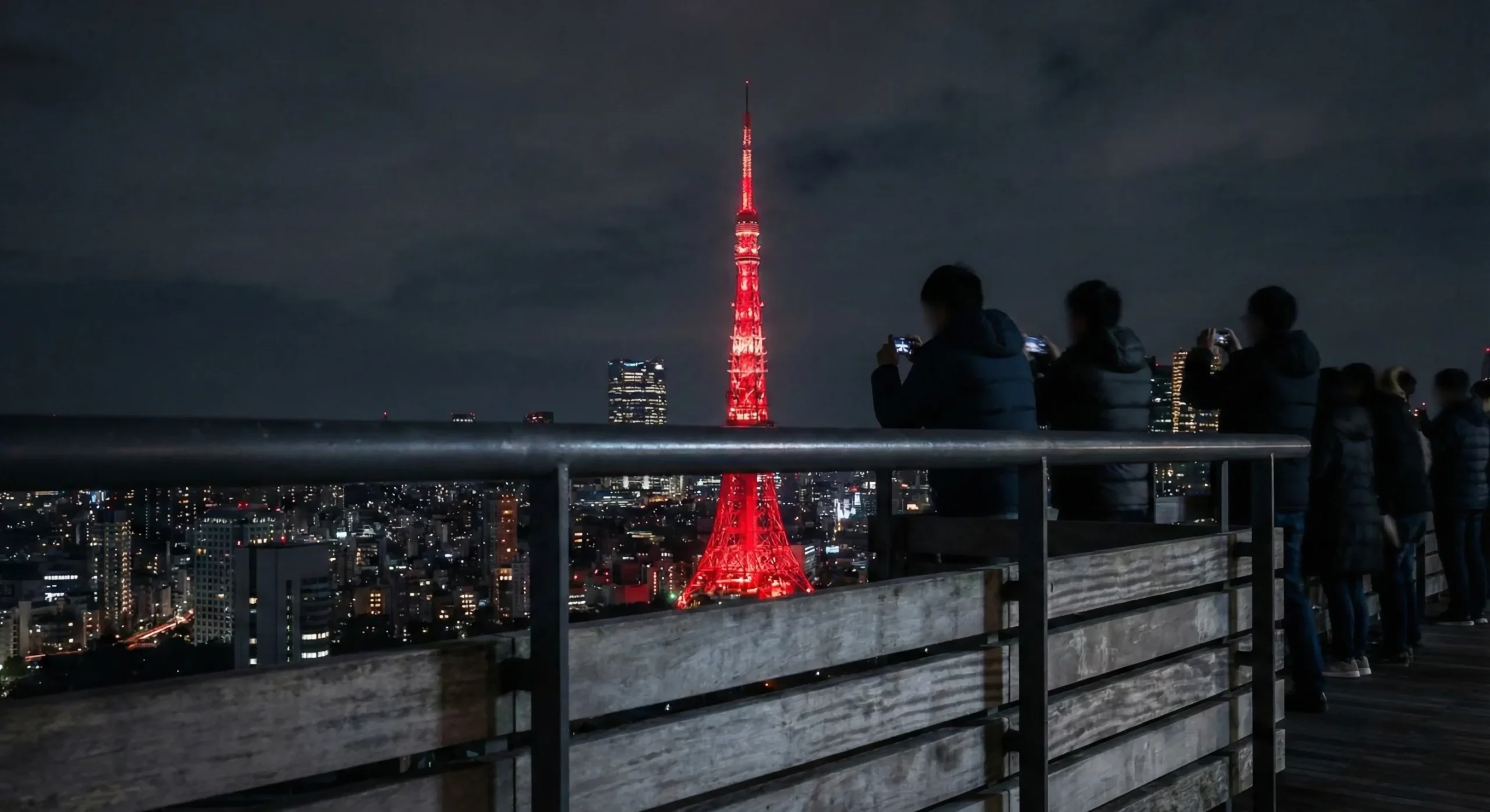 Descubre los 5 mejores miradores de tokio 2026 - vistas tokyo tower roppongi hills mori tower noche scaled Para la vista más romántica y clásica de la torre de tokio iluminada, el mirador al aire libre de roppongi hills es la opción ganadora