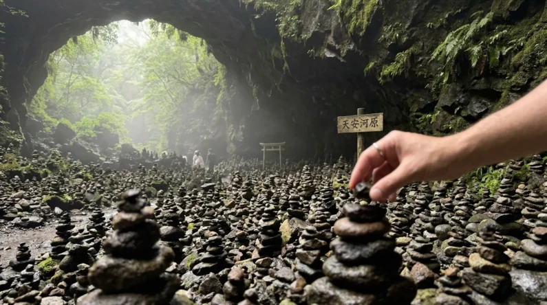 Amaterasu diosa del sol y el mágico origen de japón: guía de santuarios - amano yasukawara cueva takachiho piedras apiladas deseos mist La leyenda dice que puedes pedir un deseo si logras apilar las pietras en la cueva de amano yasukawara en takachiho