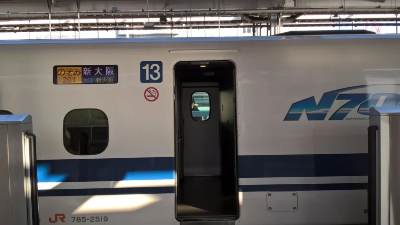 Enviar maletas con takkyubin: un servicio indispensable para viajar a japón - nozomi n700 Las prohibiciones para viajar con maleta en el shinkansen se han endurecido este 2026