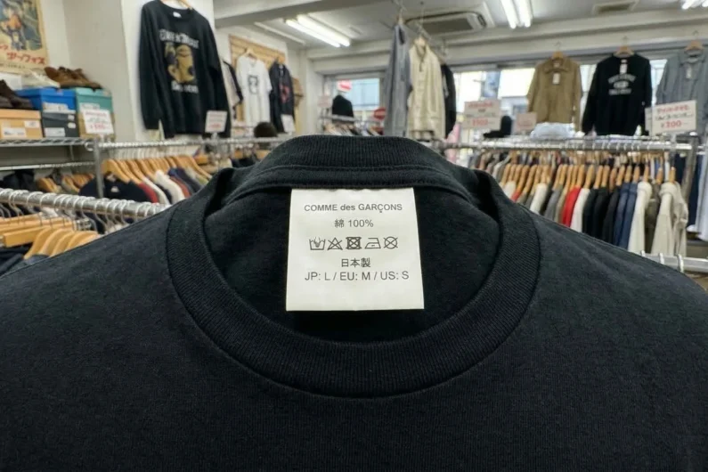 Comprar ropa de marca barata en japón: guía de tiendas de segunda mano (2nd street) - trampa tallas ropa usada japon guia conversiones 2 Etiqueta de ropa de comme des garçons que dice "made in japan" y muestra "jp: l / eu: m".