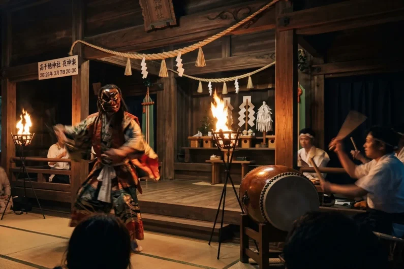 Amaterasu diosa del sol y el mágico origen de japón: guía de santuarios - yokagura danzas sagradas noche takachiho mito cueva amaterasu Increíble energía de un espectáculo de yokagura en el santuario takachiho, con un bailarín enmascarado moviéndose bajo la luz de las antorchas
