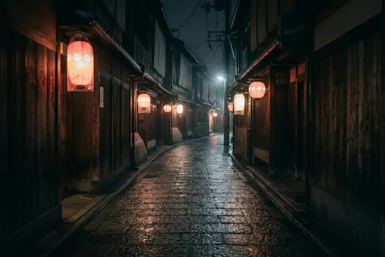 Supersticiones japonesas y tabúes: números, palillos y espejos - callejon nocturno pontocho kioto silencio Callejón estrecho empedrado y húmedo en pontocho, kioto, iluminado por faroles rojos tradicionales en medio de la noche sin personas.
