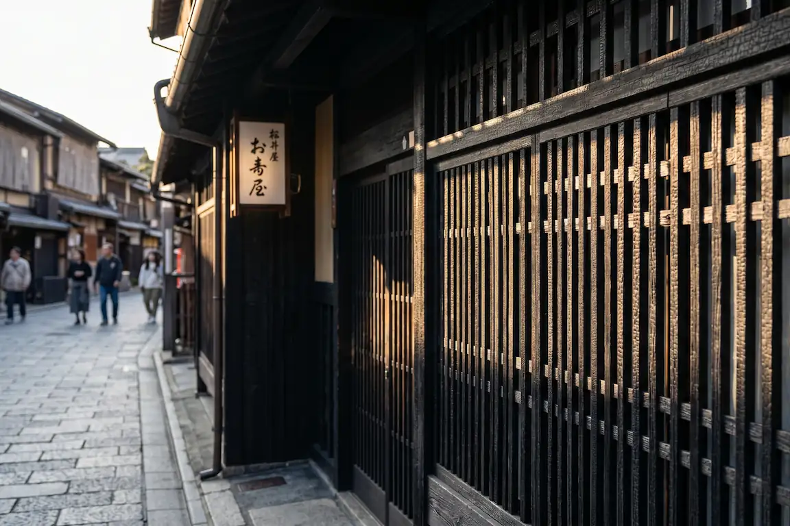Dormir en una machiya: la experiencia más auténtica de japón - celosias koshi machiya gion kioto Detalle de listones de madera oscura de una celosía japonesa tradicional en una calle de kioto.