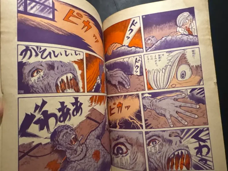 5 autores de manga de terror más perturbadores que junji ito - kazuo umezu obra paginas color terror Tomo de manga clásico abierto sostenido por unas manos, mostrando páginas impresas en tonos sepia y morado con caras de personajes gritando.
