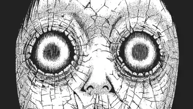 5 autores de manga de terror más perturbadores que junji ito - masaaki nakayama manga terror ojos abiertos Tomo de manga clásico abierto sostenido por unas manos, mostrando páginas impresas en tonos sepia y morado con caras de personajes gritando.