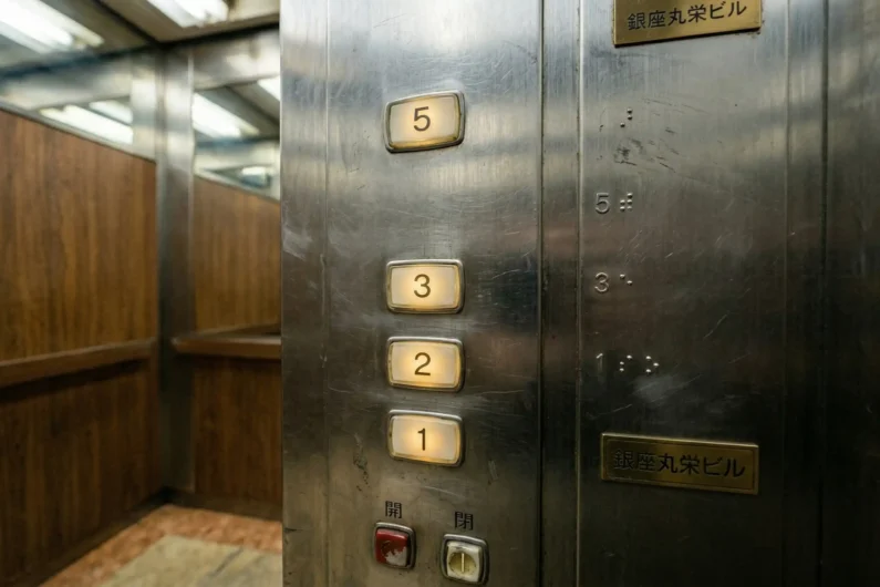 Supersticiones japonesas y tabúes: números, palillos y espejos - supersticion numero cuatro ascensor japon Panel de botones de un ascensor japonés antiguo de metal cepillado mostrando los números 1, 2, 3 y 5 iluminados, saltándose el 4. Es una de las principales supersticiones japonesas