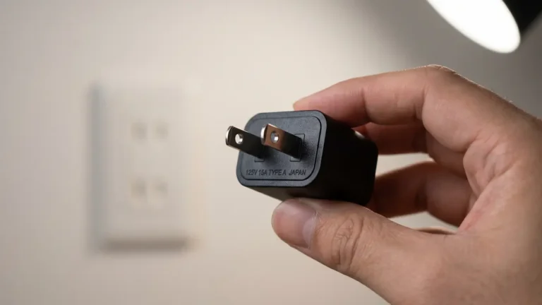 Guía de enchufes y voltaje en japón: ¿necesitas transformador? - adaptador clavija plana enchufes en japon Primer plano de un adaptador físico de clavijas planas tipo a para el enchufe en japón