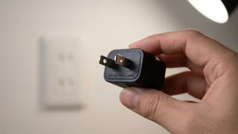 Guía de enchufes y voltaje en japón: ¿necesitas transformador? - adaptador clavija plana enchufes en japon Primer plano de un adaptador físico de clavijas planas tipo a para el enchufe en japón